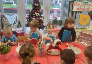 Chłopcy barwią sól