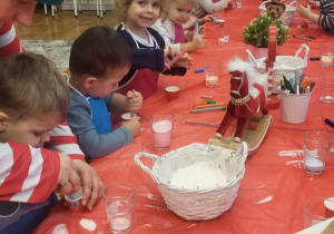 Dzieci barwią sól w kubeczkach