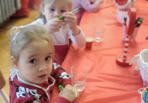 Dziewczynka barwi sól na zielono