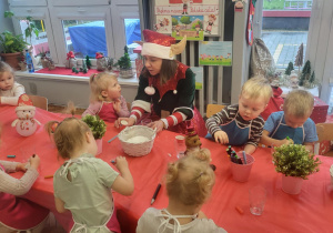 Dzieci mieszają sól mazakami