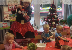 Pani Elf wsypuje sól do szklanego naczynia