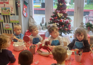 Dzieci w skupieniu słuchają Elfa