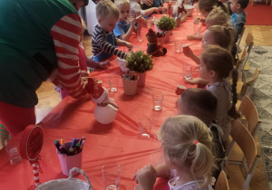 Dzieci ze szklanymi naczyniami do świec