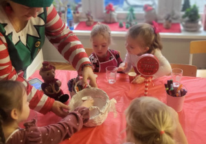 Dziewczynka nabiera sól do kubeczka