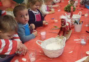 Chłopcy nabierają sól do kubeczków