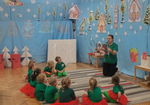 Pani nauczyciela pokazuje obrazek z chłopcem, który pisze list