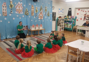 Dzieci słuchają pierwszej części historyjki