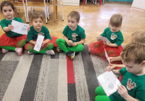 Dzieci z listami do Mikołajach w rękach