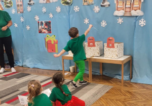 Chłopiec wrzuca list do skrzynki