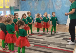 Dzieci stoją na dywanie
