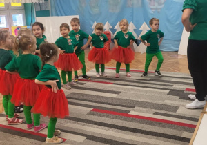 Dzieci śpiewają piosenkę