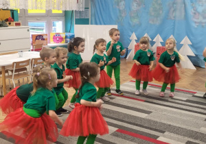 Dzieci tanczą do piosenki "Tupu, tup, po sniegu"