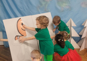 Dzieci ukladają duże puzzle