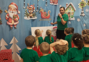 Dzieci słuchają drugiej części historyjki obrazkowej