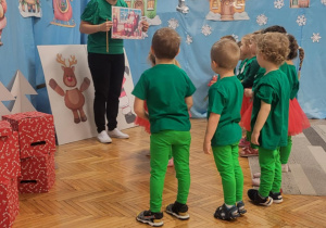 Nauczycielka pokazuje obrazek z Mkikołajem czytającym list