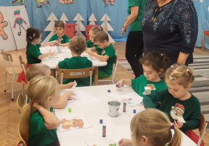 Dzieci układają puzzle przy stoliku