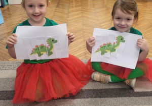 Dzieci z puzzlami dinozaura