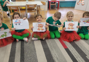 Dzieci z puzzlami misia, klocków, auta i dinozaura