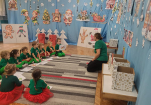 Trzeci obrazek historyjki obrazkowej, gdzie miołaj wrzuca prezent przez komin