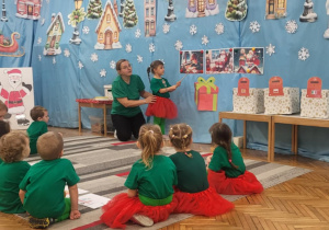 Dziewczynka opowiada historyjkę obrazkową