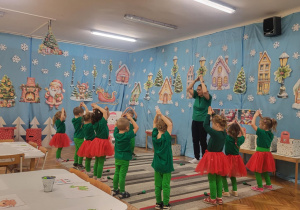 Dzieci śpiewają piosenkę o Mikołaju