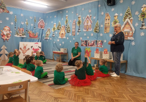 Dzieci po zajęciu z nauczycielem i panią dyrektor