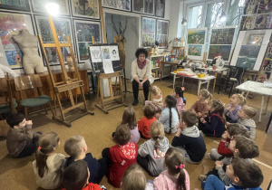Dzieci siedza w pracowni plastycznej