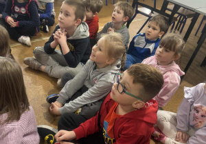 Dzieci słuchaja co beda robić