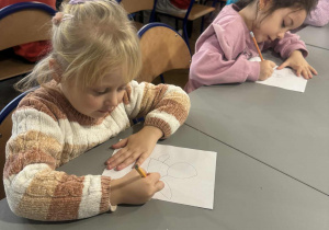 Dziewczynka rysuje aniołka