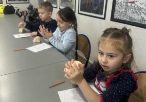 Dzieci rozgniatają masę solną