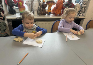 Dzieci wylepiają aniołki