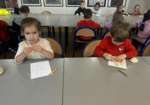 Chłopiec z dziewczynką wylepiają aniołki