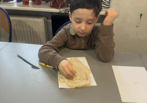 Chłopiec robi wzory na aniołku