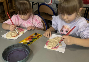 Dziewczynki farbami malują aniołki