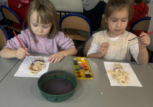 Dziewczynki malują farbami aniolki na różne kolory