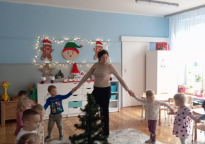 Dzieci łączą koło