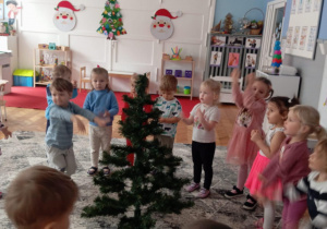 Dzieci śpiewają piosenke o choince