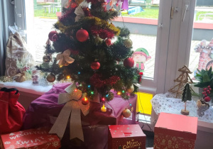 Ubrana choinka w kąciku