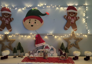 Dekoracja z elfów i ludzików piernikowych