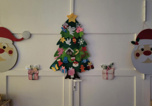 Dekoracja z Mikołajów oraz choinki na rzepy