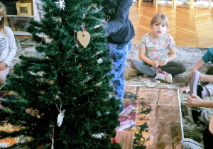 Chłopiec zakłada bombkę