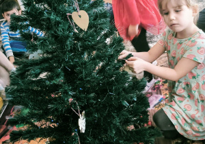 Dziewczynka zaklada bombkę