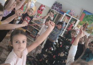 Dzieci z łańcuchem choinkowym