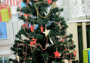 Ubrana choinka w kąciku przyrodniczym