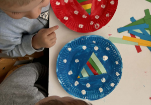 Chłopiec palcem maluje śnieg