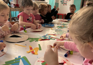 Dzieci pracują przy stolikach