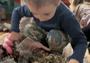 Chłopiec wybiera łańcuch choinkowy