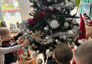 Dzieci zakładają łańcuch choinowy