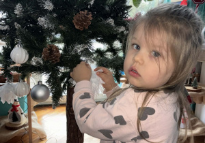 Dziewczynka z bombką choinkową