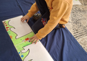 Chlopiec układa puzzle